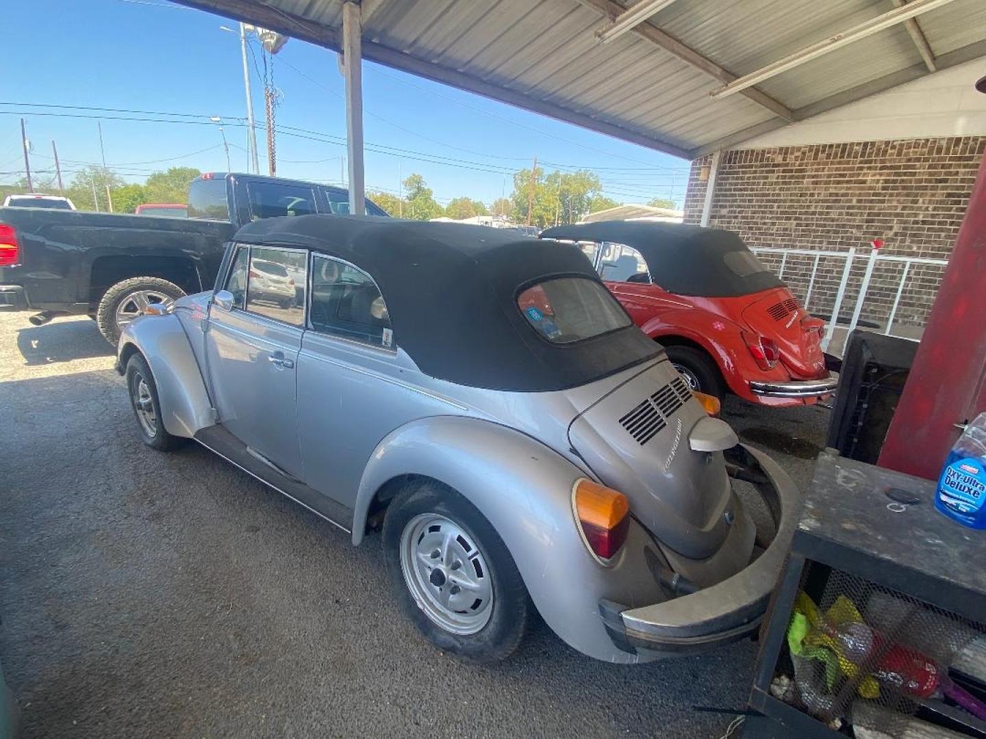 1979 Silver /Black Volkswagen Bug Convertible (1592028095) , Standard transmission, located at 1687 Business 35 S, New Braunfels, TX, 78130, (830) 625-7159, 29.655487, -98.051491 - Photo#2